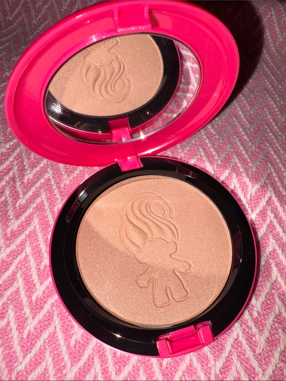 NIB MAC Goodluck Trolls Beauty Powder in GLOW RIDA (Peachy Beige with Sparkles)